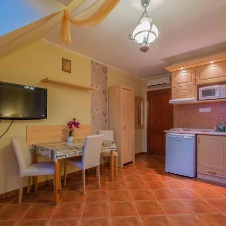 Rozmann Family Panzio & Apartmanhaz Sarvar Exterior photo