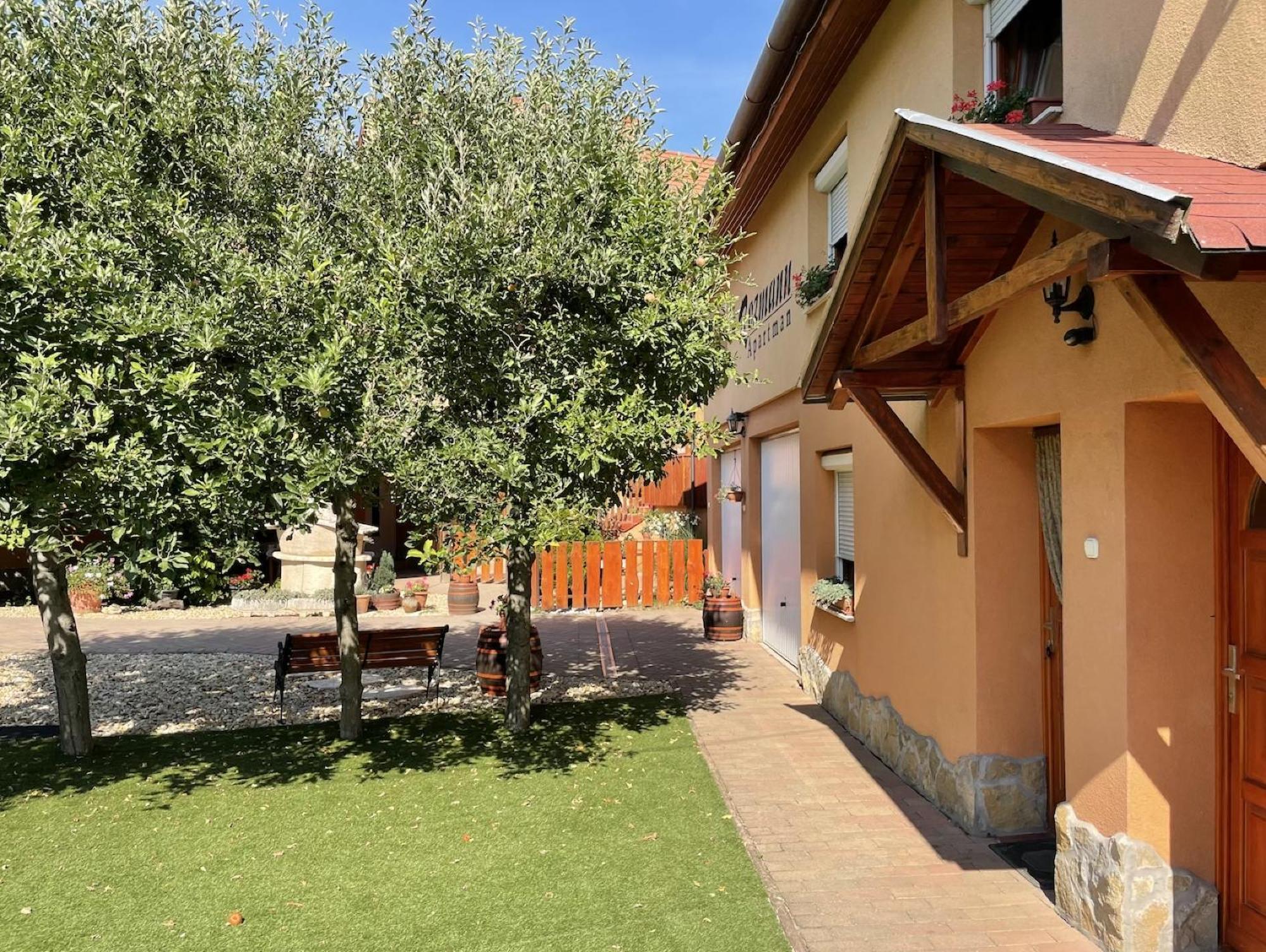 Rozmann Family Panzio & Apartmanhaz Sarvar Exterior photo