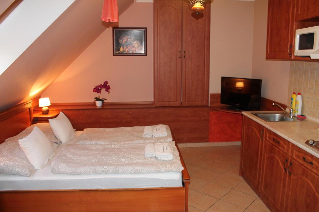 Rozmann Family Panzio & Apartmanhaz Sarvar Exterior photo