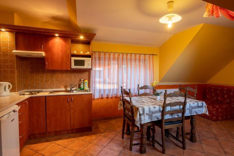Rozmann Family Panzio & Apartmanhaz Sarvar Exterior photo