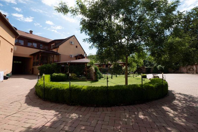 Rozmann Family Panzio & Apartmanhaz Sarvar Exterior photo