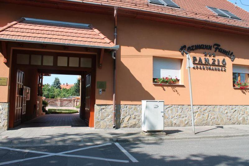 Rozmann Family Panzio & Apartmanhaz Sarvar Exterior photo